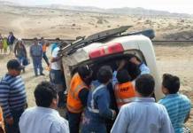 Despiste y volcadura de minivan deja dos trabajadores heridos