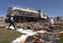 AREQUIPA: CISTERNA SE VUELCA Y DERRAMA COMBUSTIBLE EN AFLUENTES DE CAYLLOMA