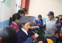 MUNICIPALIDAD DISTRITAL  DE UBINAS ENTREGO CUADERNOS A ESCOLARES DE ANEXOS ALEJADOS