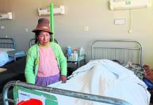 PUNO: QUIEREN DAR DE ALTA EN EL HOSPITAL A UNA MUJER EN ESTADO VEGETAL
