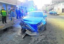 PUNO: OCUPANTES DE AUTO SE SALVAN AL CAER 50 METROS DESDE PUENTE CHECALLA
