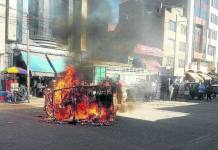PUNO: QUEMAN MOTOTAXI DE DELINCUENTES QUE ASALTARON A COMERCIANTES