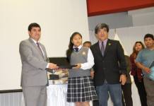 ILO: ESCOLARES RECIBIERON UNA LAPTOP COMO GANADORES DEL CONCURSO ESCOLAR â€œCONOCIENDO NUESTRA HISTORIAâ€