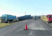 PUNO: CAMIÃ“N CON CARGA DE AZÃšCAR CHOCA CONTRA UNA COMBI POR IR A VELOCIDAD
