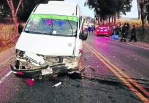 PUNO: CHOQUE FRONTAL DE AUTO Y COMBI DEJA TRES HERIDOS EN LA CARRETERA DEL SUR