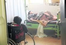 PUNO: VEHÃCULO POR POCO APLASTA A SU PROPIETARIO MIENTRAS LAVABA LAS VENTANAS