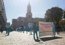 AREQUIPA: ENFERMERAS PROTESTAN PARA EXIGIR EL INCREMENTO DE SUS REMUNERACIONES