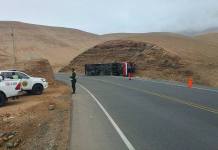DOS CONDUCTORES HERIDOS DEJA VUELCO DE BUS EN COSTANERA DE ILO