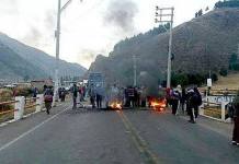 AREQUIPA: MAESTROS BLOQUEAN CARRETERA CUSCO - AREQUIPA EN MEDIO DE HUELGA INDEFINIDA