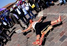 CUSCO: MAESTROS SE DESANGRAN Y TEATRALIZAN DESCUARTIZAMIENTO DE TÃšPAC AMARU