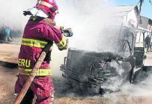 PUNO: POBLADORES QUEMAN UNA MOTOTAXI EN JULIACA