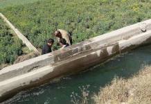 AREQUIPA: POLICÃAS SALVAN LA VIDA DE DOS PERSONAS JALADAS POR LA CORRIENTE DE AGUA
