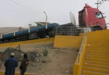 TACNA: CAMIÃ“N CARGADO DE FIERROS ESTUVO A PUNTO DE CAER POR PENDIENTE CERCA A VIVIENDAS