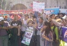AREQUIPA: PROFESORES SE DESANGRAN Y PADRES DE FAMILIA APOYAN PROTESTA