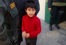 AREQUIPA: POLICÃAS DE ALTO SELVA ALEGRE BUSCAN A FAMILIARES DE NIÃ‘O PERDIDO