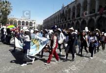 AREQUIPA:  ALUMNOS SALEN A MARCHAR EN APOYO DE PROFESORES EN HUELGA
