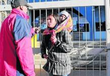 PUNO: MUJER SE ENCADENA POR DEUDA DE HACE DOS AÃ‘OS CON LA MUNICIPALIDAD DE AZÃNGARO
