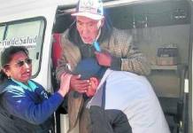 PUNO: PERSONAL DEL HOSPITAL ANTONIO BARRIONUEVO BRINDA AYUDA A ANCIANO
