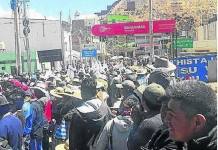 PUNO: PADRES DE FAMILIA Y ESTUDIANTES DE DESAGUADERO SE MOVILIZAN