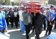 PUNO: MAESTROS DEL SUTEP DAN ÃšLTIMO ADIÃ“S A DOCENTE QUE FALLECIÃ“ DE UN INFARTO