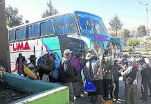 PUNO: ENARDECIDOS POBLADORES INTENTARON QUEMAR UN BUS