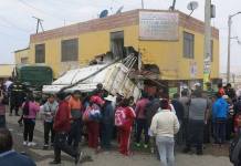 TACNA: CISTERNA PIERDE CONTROL EN UNA CURVA Y SE EMPOTRA EN UNA CASA DE DOS PISOS