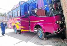 PUNO: BUS CHOCA EN LA FACHADA DE UNA VIVIENDA EN LA AVENIDA SANTA ROSA