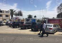 TACNA: SERVIDORES DE SALUD ESTACIONAN SUS VEHÃCULOS EN LA VEREDA DE HOSPITAL