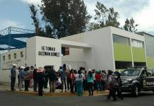 AREQUIPA: ENFURECIDOS PADRES BUSCAN EN COLEGIO A PROFESOR ACUSADO DE TOCAMIENTOS
