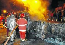 PUNO: TURBA INCENDIA MINIVAN QUE MINUTOS ANTES IMPACTÃ“ CONTRA UNA MOTOTAXI
