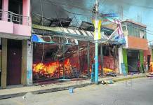 AREQUIPA: FUEGO ACABA CON CENTRO COMERCIAL EN CAMANÃ