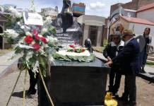 PUNO: DEVELAN MAUSOLEO DEL ESCRITOR ARTURO PERALTA â€˜GAMALIEL CHURATAâ€™
