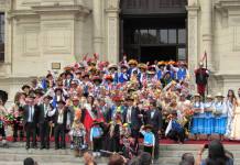 CALACOA: LOS PHULES BAILARAN EN PALACIO DE GOBIERNO