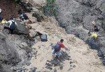 CUSCO: VIAJEROS ARRIESGAN SU VIDA EN EL VRAEM POR HUAICOS Y DESLIZAMIENTOS