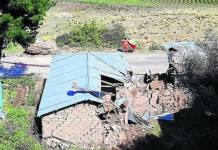 PUNO: ROCA APLASTA VIVIENDA Y CAUSA ACCIDENTE VIAL