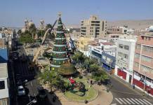 TACNA: MUNICIPIO INSTALA EL ÃRBOL NAVIDEÃ‘O MÃS ALTO DEL PAÃS