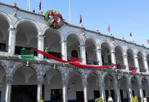 AREQUIPA: ENCIENDEN ÃRBOL NAVIDEÃ‘O Y DECORAN PLAZA DE ARMAS