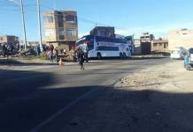 PUNO: BUS DE LA EMPRESA HUAYRURO TOURS SUFRE ACCIDENTE EN YANAMAYO