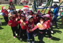 MOQUEGUA: NIÃ‘OS VISITAN LA PLAZA DE ARMAS ADORNADA CON MOTIVOS NAVIDEÃ‘OS