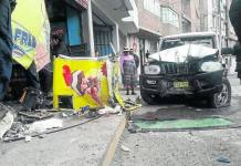 PUNO: PAREJA SE SALVA DE MILAGRO TRAS CHOCAR CONTRA UN CONGELADOR Y UNA VIVIENDA
