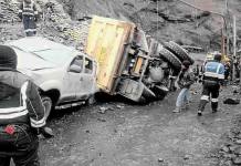 PUNO: CAMIÃ“N APLASTA CAMIONETA Y OCUPANTES SE SALVAN DE MUERTE INMINENTE