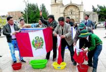 PUNO: COLECTIVO LAVA BANDERA EN RECHAZO AL INDULTO A FUJIMORI