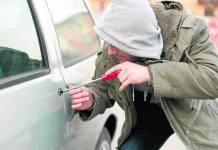 PUNO: ASISTENTE DE ALCALDE DENUNCIA SOSPECHOSO ROBO DENTRO DE SU AUTO