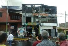AREQUIPA: BOMBEROS SALVAN DE MORIR A UNA FAMILIA EN UN INCENDIO