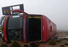 MOQUEGUA: TRES FALLECIDOS DEJA VOLCADURA DE BUS EN LA VÃA BINACIONAL