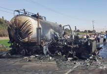 MOQUEGUA: CAMIÃ“N CISTERNA CHOCA Y SE INCENDIA EN EL SECTOR DEL VALLE