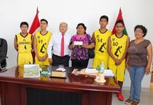 MOQUEGUA: GOBERNADOR ENTREGA CHEQUE POR 5 MIL SOLES A DEPORTISTAS DEL CLUB DE BÃSQUET EL SIGLO