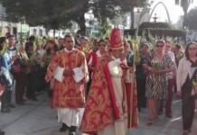 MOQUEGUA: OBISPO MARCO ANTONIO CORTEZ LARA ENCABEZÃ“ PROCESIÃ“N DE PALMAS