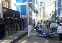 APURIMAC: TRABAJADORES DE RED DE SALUD ABANCAY REALIZAN MARCHA DE PROTESTA
