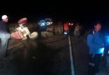 PUNO: TRACTOR SE PARTE EN DOS AL CHOCAR CON MINIVÃN, HAY VARIAS PERSONAS HERIDAS
